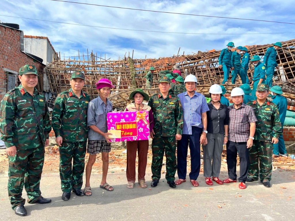 Các cấp ngành gửi đến người dân những phần quà hỗ trợ một phần khắc phục hậu quả của bão số 13. (Ảnh: P.H)