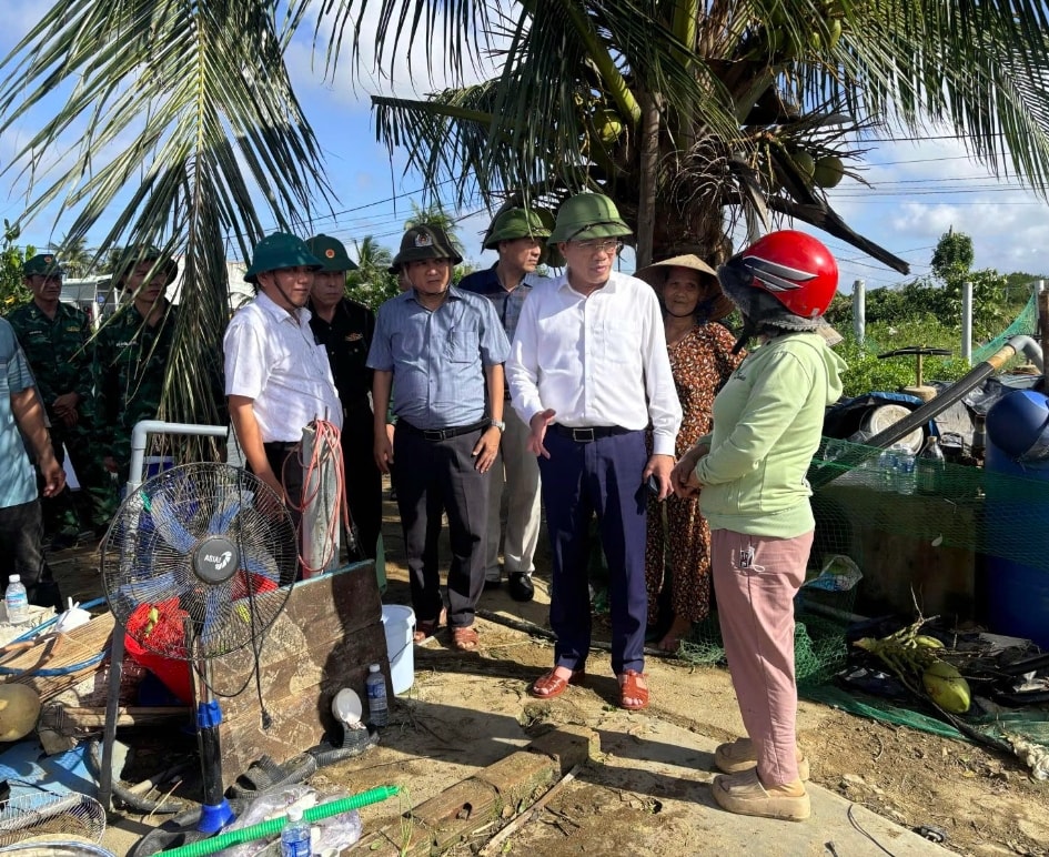 Ông Phạm Anh Tuấn, Chủ tịch UBND tỉnh Gia Lai  tra tình hình thiệt hại của người dân sau bão số 13. (Ảnh: P.H)