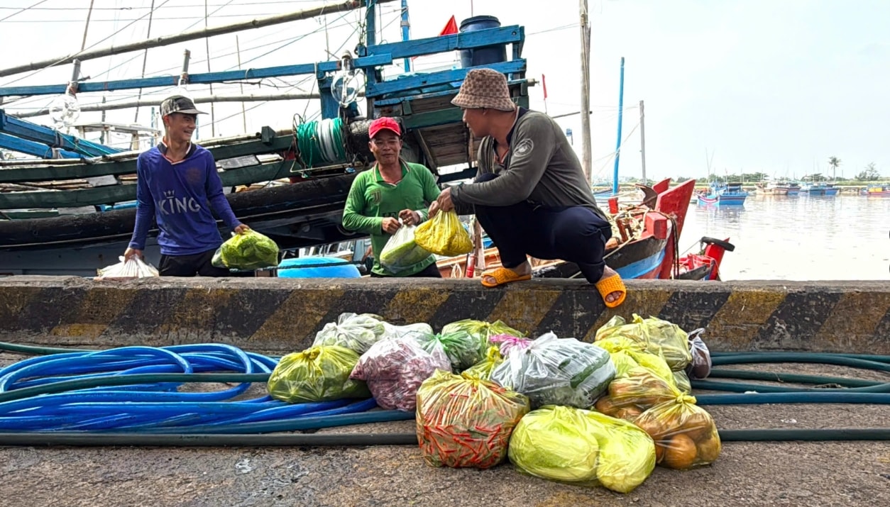 Ngư dân cảng cá Đông Tác chuẩn bị nhu yếu phẩm để ra khơi đánh bắt. (Ảnh: T.Q) Ngư dân cảng cá Đông Tác chuẩn bị nhu yếu phẩm để ra khơi đánh bắt. (Ảnh: T.Q)