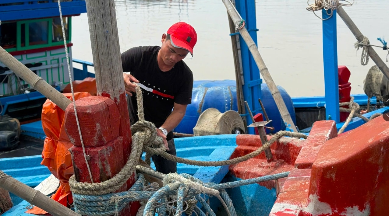 Ngư dân Đăk Lăk kiểm tra lại tàu trước khi ra khơi. (Ảnh: T.Q) Ngư dân Đăk Lăk kiểm tra lại tàu trước khi ra khơi. (Ảnh: T.Q)