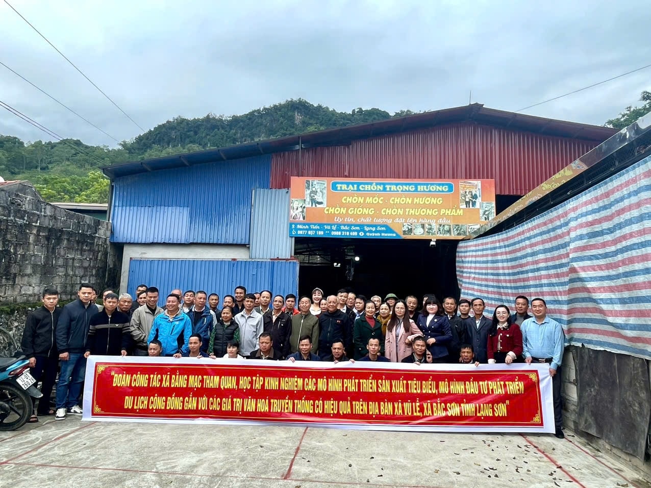 Các đại biểu tham quan  mô hình nuôi chồn thương phẩm ở xã Vũ Lễ