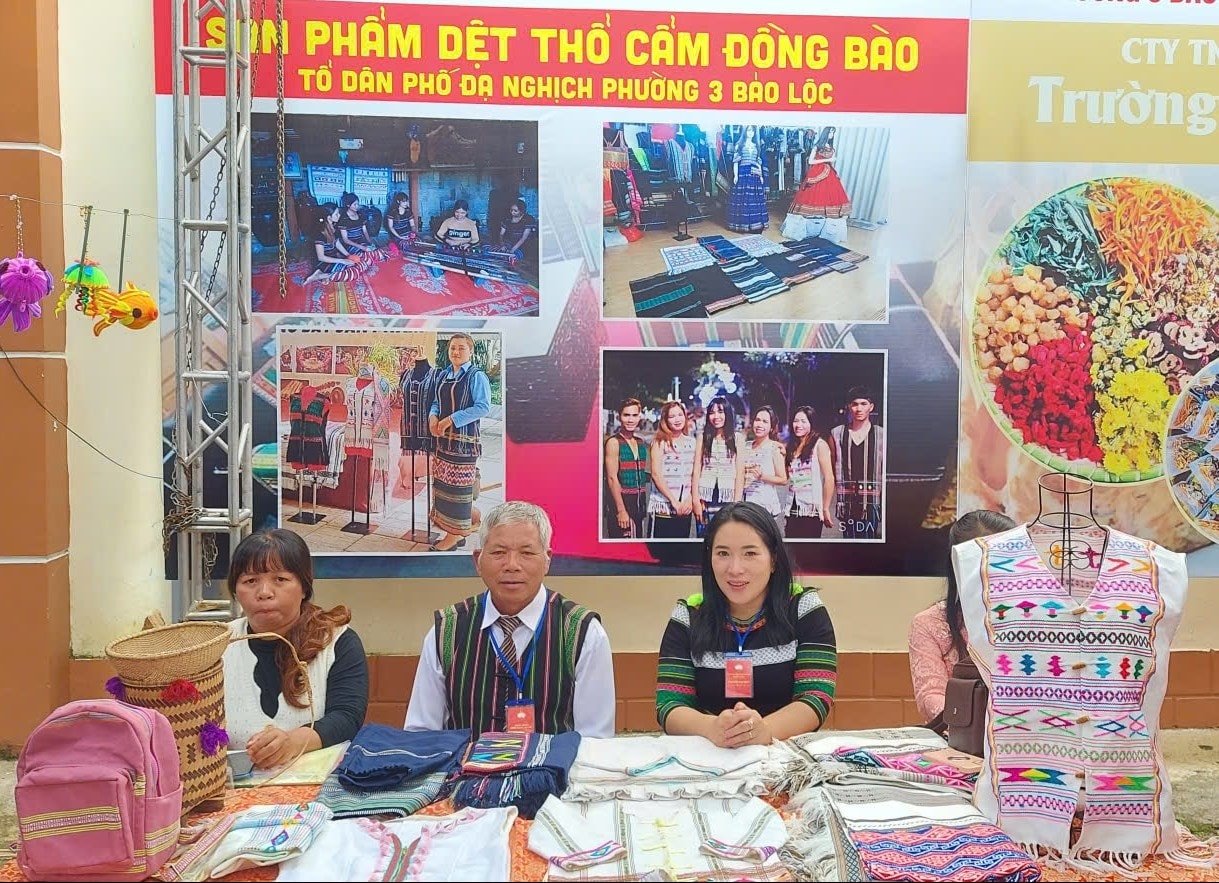 Thổ cẩm Đạ Nghịch tham gia triển lãm tại nhiều sự kiện, hoạt động ở địa phương (Trong ảnh ngồi giữa là ông K’Bả, Trưởng ban Công tác mặt trận Tổ dân phố Đạ Nghịch) Thổ cẩm Đạ Nghịch tham gia triển lãm tại nhiều sự kiện, hoạt động ở địa phương (Trong ảnh ngồi giữa là ông K’Bả, Trưởng ban Công tác mặt trận Tổ dân phố Đạ Nghịch)