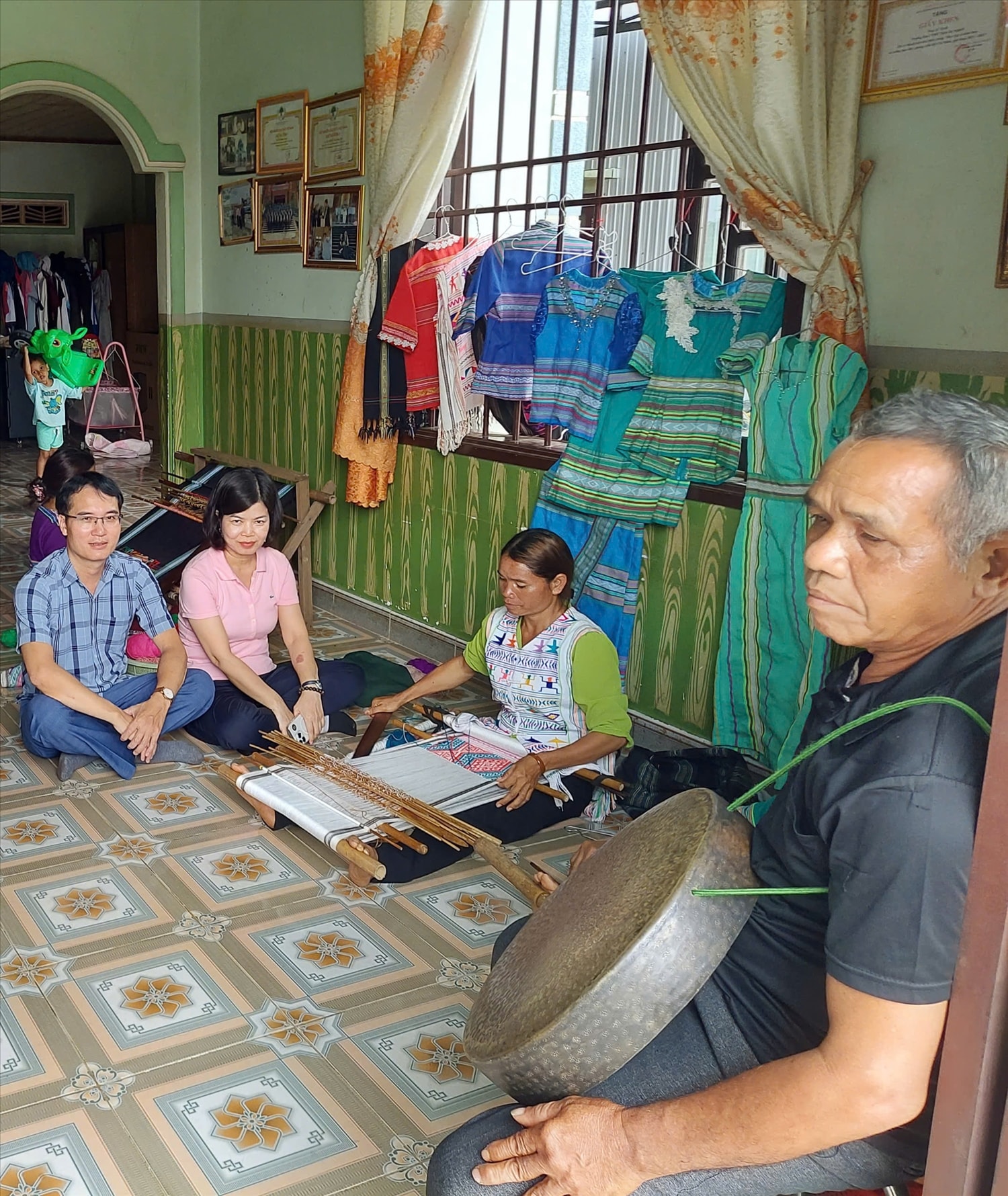Tác giả (ngoài cùng bên trái) và PGs.Ts. Vũ Thị Phương Hậu (thứ hai từ trái qua) - Viện trưởng Viện Văn hóa và Phát triển, Học viện Chính trị Quốc gia Hồ Chí Minh, tham quan mô hình dệt thổ cẩm tại Đạ Nghịch. Tác giả (ngoài cùng bên trái) và PGs.Ts. Vũ Thị Phương Hậu (thứ hai từ trái qua) - Viện trưởng Viện Văn hóa và Phát triển, Học viện Chính trị Quốc gia Hồ Chí Minh, tham quan mô hình dệt thổ cẩm tại Đạ Nghịch.
