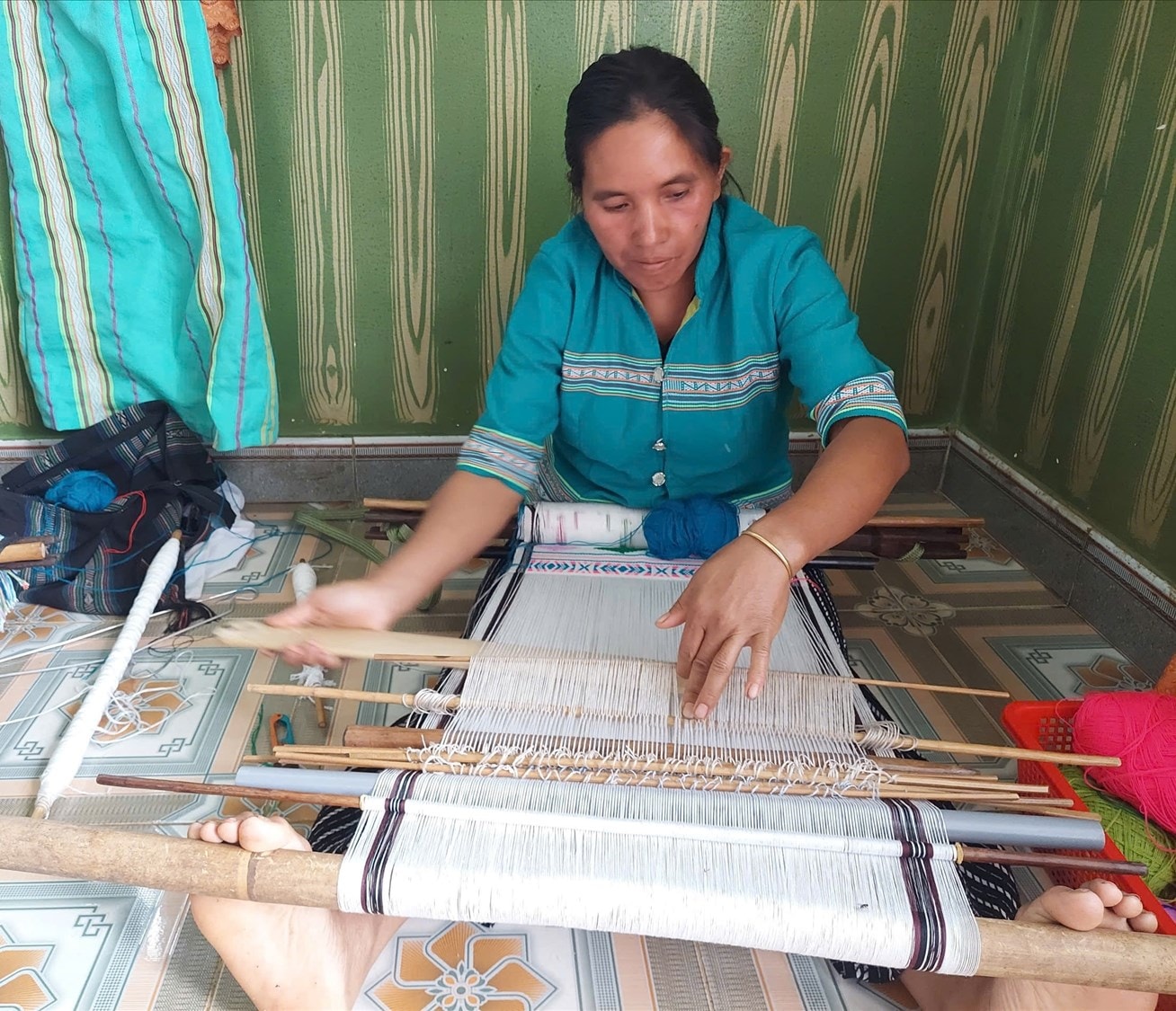 Phụ nữ dân tộc Mạ (còn gọi là Châu Mạ) ở Đạ Nghịch hàng ngày vẫn duy trì nghề dệt thổ cẩm truyền thống Phụ nữ dân tộc Mạ (còn gọi là Châu Mạ) ở Đạ Nghịch hàng ngày vẫn duy trì nghề dệt thổ cẩm truyền thống