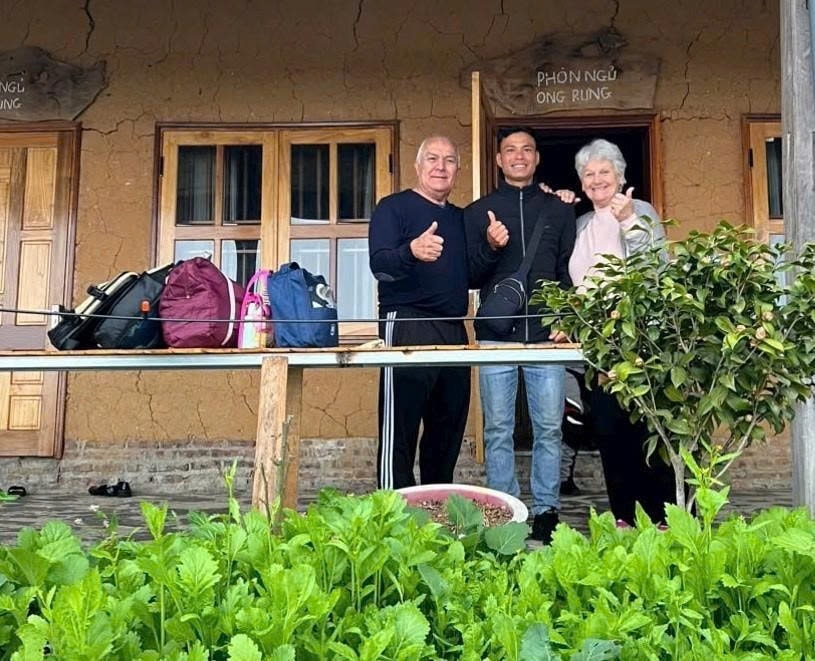 Du khách quốc tế trải nghiệm du lịch homestay tại bản du lịch cộng đồng Sì Thâu Chải, xã Tả Lèng