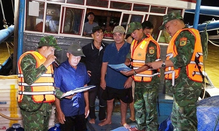 Lực lượng Bộ đội Biên phòng phát tờ rơi, tuyên truyền tới ngư dân các quy định IUU (Ảnh MH)