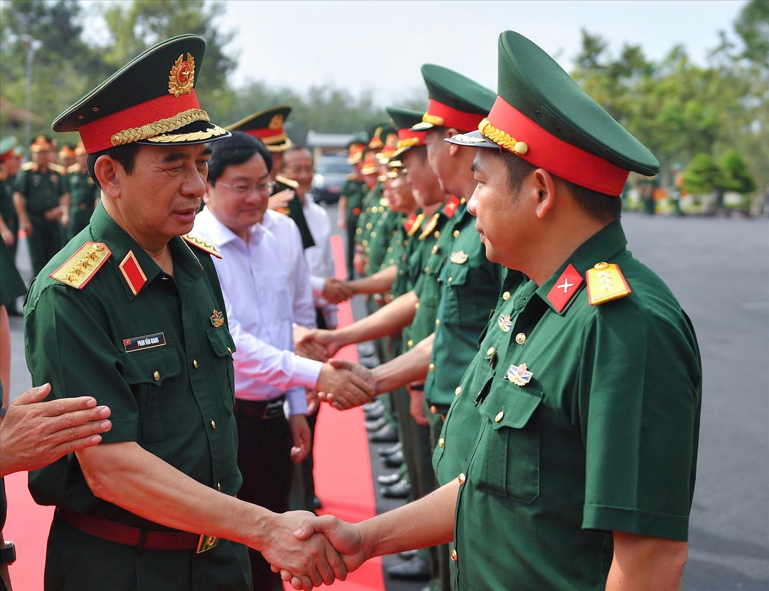 Đại tướng Phan Văn Giang thăm hỏi ân cần cán bộ, chiến sĩ  Sư đoàn 5, Quân khu 7