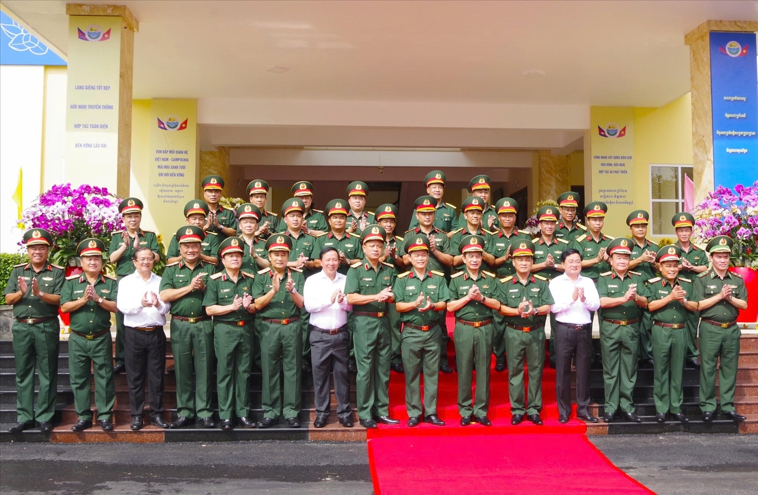 Đoàn công tác  Bộ Quốc phòng cùng đại diện lãnh đạo Tỉnh uỷ tỉnh Tây Ninh Chụp ảnh lưu niệm cùng cán bộ, chiến sĩ Sư đoàn 5