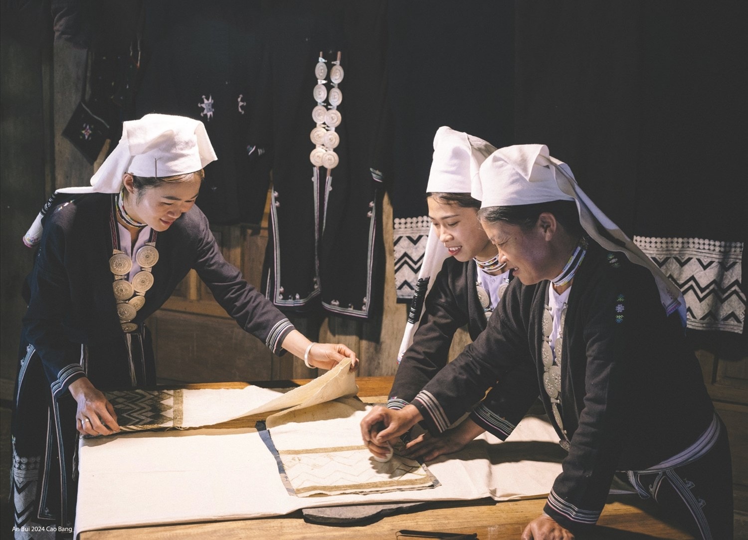 Đồng bào Dao tiền gìn giữ nét đẹp truyền thống, vun đắp tinh thần đoàn kết dân tộc. Ảnh TL