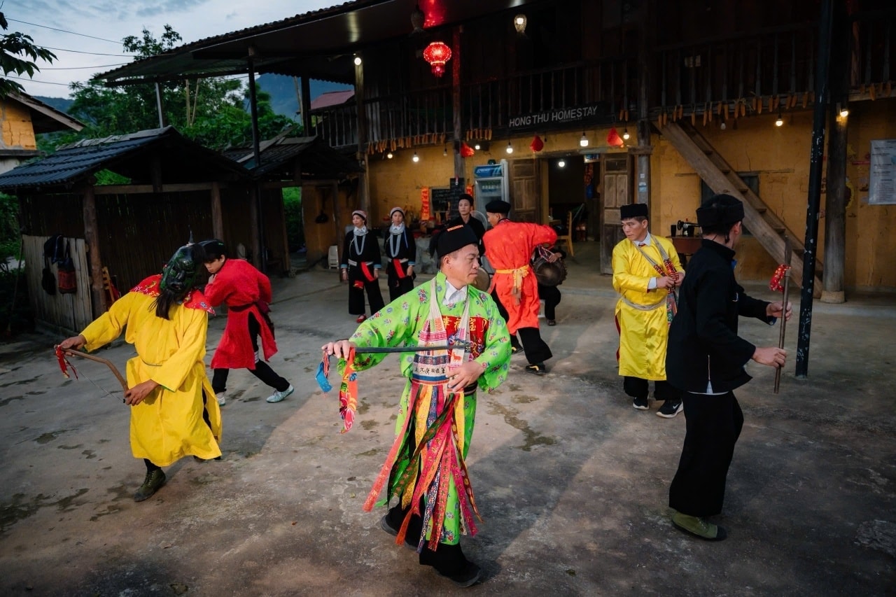 Biểu diễn văn nghệ dân gian tại homestay Hồng Thu, thôn Nặm Đăm, xã Quản Bạ Biểu diễn văn nghệ dân gian tại homestay Hồng Thu, thôn Nặm Đăm, xã Quản Bạ