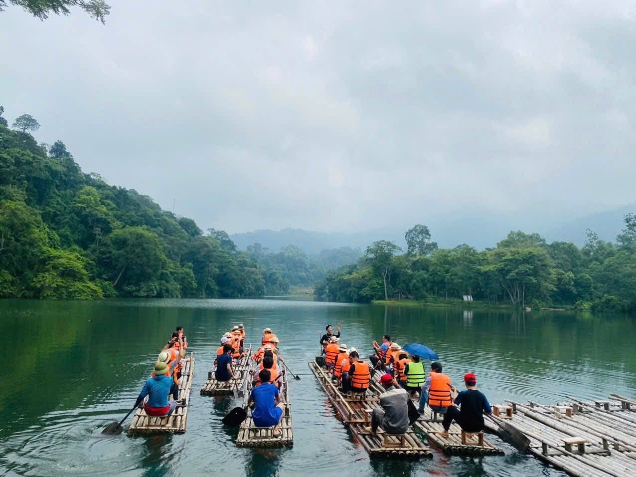 Du khách đi thuyền mảng, nghe hát then giữa lòng hồ Nà Nưa, xã Tân Trào Du khách đi thuyền mảng, nghe hát then giữa lòng hồ Nà Nưa, xã Tân Trào