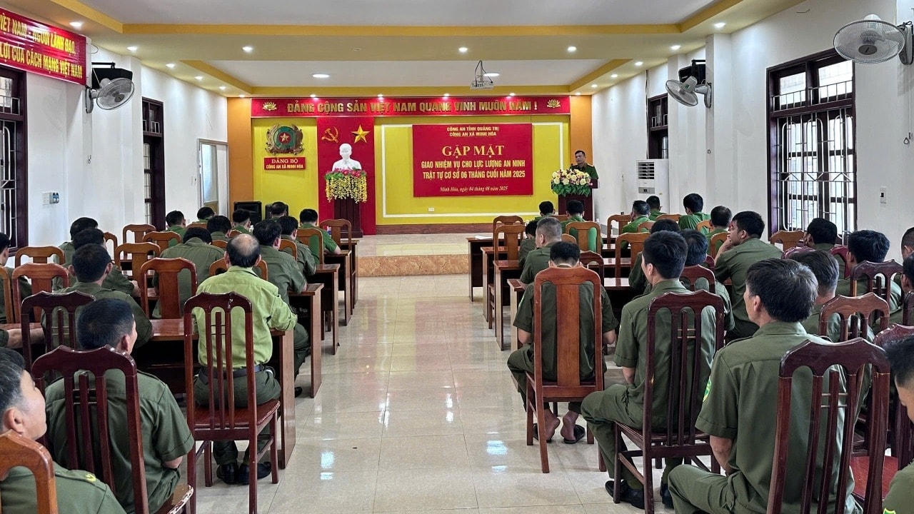 Công an xã Minh Hoá, tỉnh Quảng Trị gặp mặt, giao nhiệm vụ cho lực lượng bảo vệ ANTT ở cở sở sau khi sáp nhập xã (Ảnh: Công an Quảng Trị)