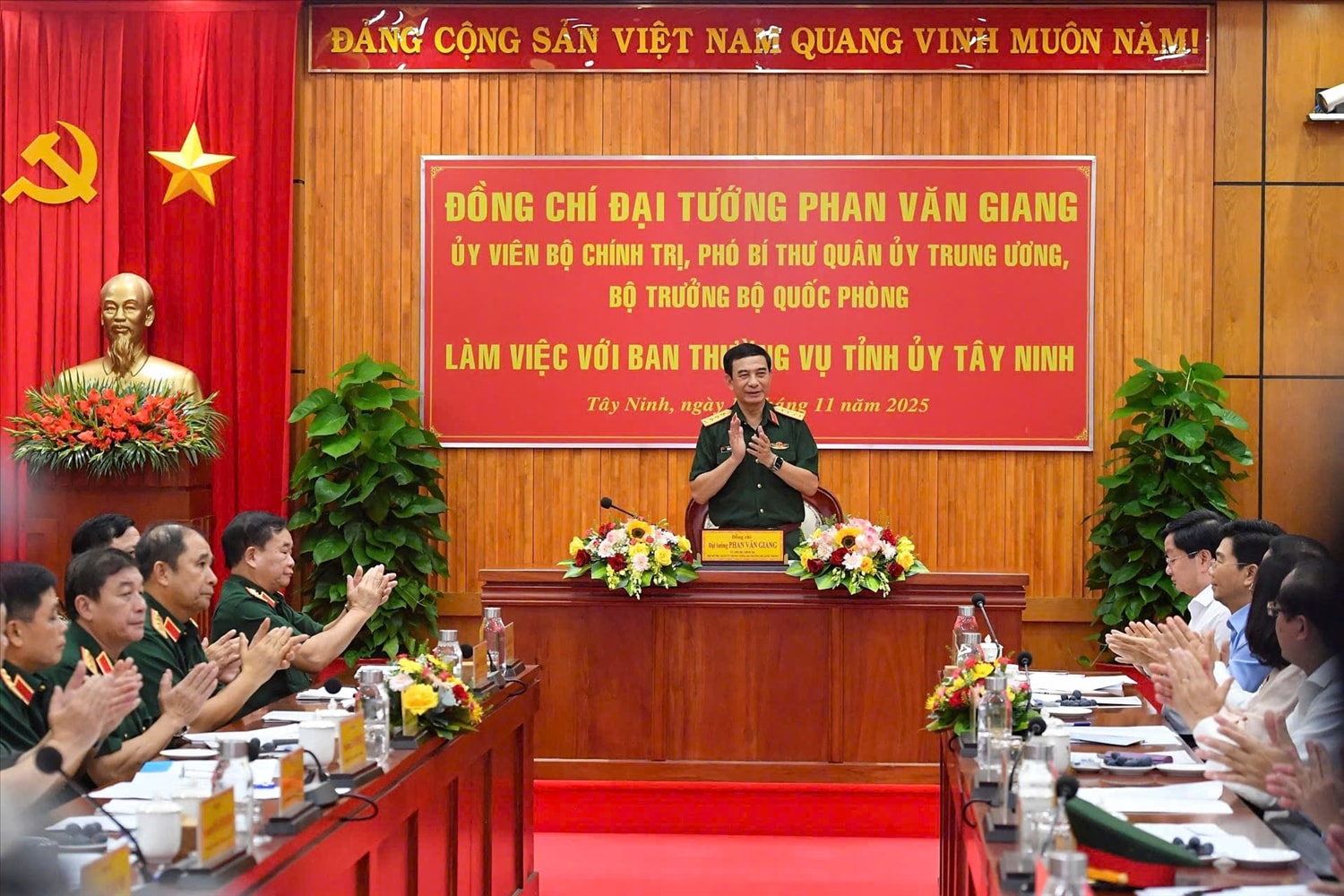 Đại tướng Phan Văn Giang chúc mừng, biểu dương những kết quả toàn diện mà Đảng bộ, chính quyền, lực lượng vũ trang và Nhân dân tỉnh Tây Ninh đạt được 
