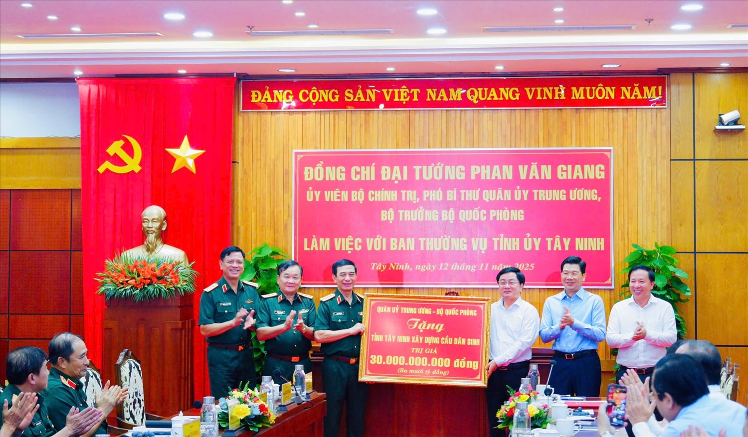 Đại tướng Phan Văn Giang trao bảng tượng trưng của tặng tỉnh Tây Ninh xây dựng cầu dân sinh