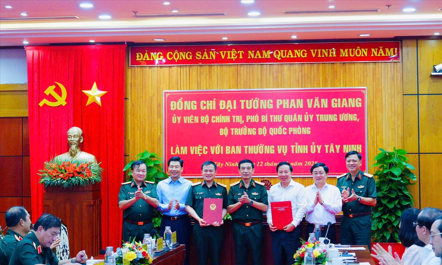 Đại tướng Phan Văn Giang chứng kiến trao thỏa thuận hợp tác chiến lược giai đoạn 2026-2030 giữa Tập đoàn Công nghiệp - Viễn thông Quân đội và UBND tỉnh Tây Ninh  