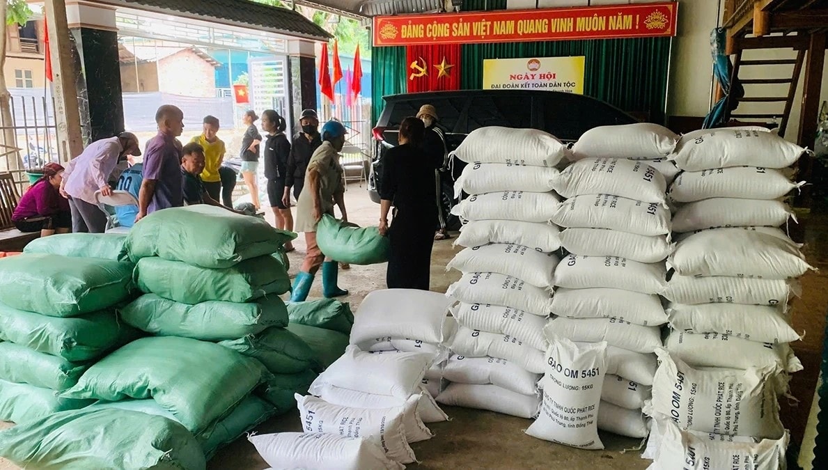 Người dân xã Mường Lát đến nhận gạo hỗ trợ tại điểm cấp phát trung tâm xã.(ảnh Hồ Thủy)