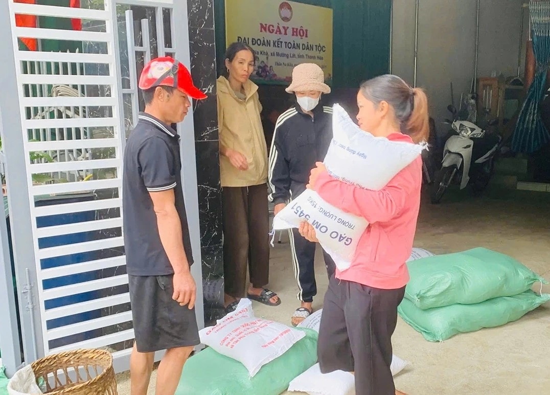 Bà con phấn khởi khi nhận gạo hỗ trợ, yên tâm gắn bó với rừng. (ảnh Hồ Thủy)
