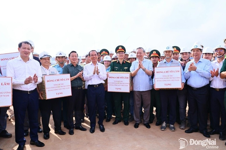 Tổng Bí thư Tô Lâm tặng quà lực lượng thi công Dự án Sân bay Long Thành