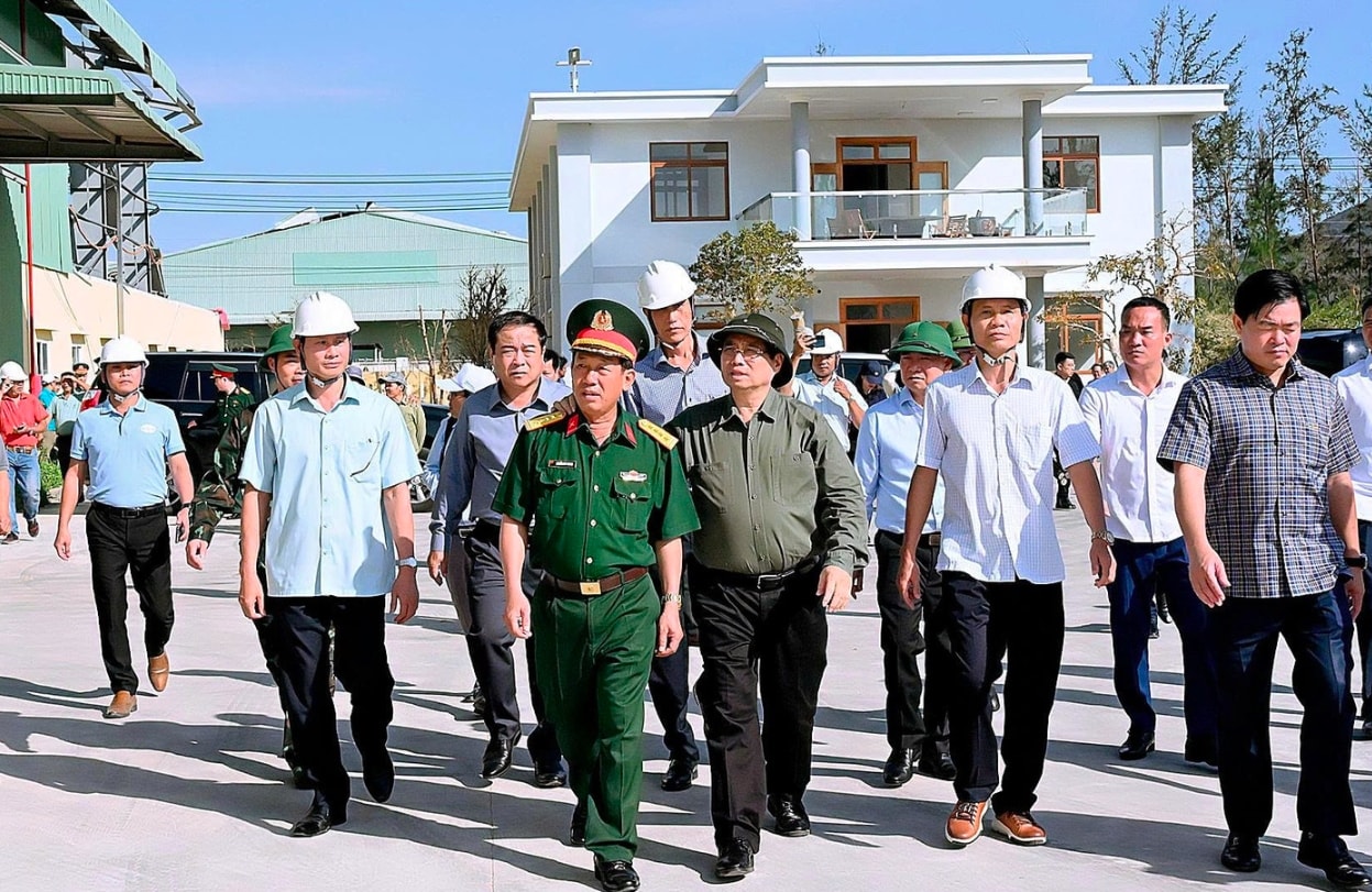 Thủ tướng Chính Phủ Phạm Minh Chính kiểm tra tình hình thiệt hại tại các doanh nghiệp trong Khu kinh tế Nhơn Hội