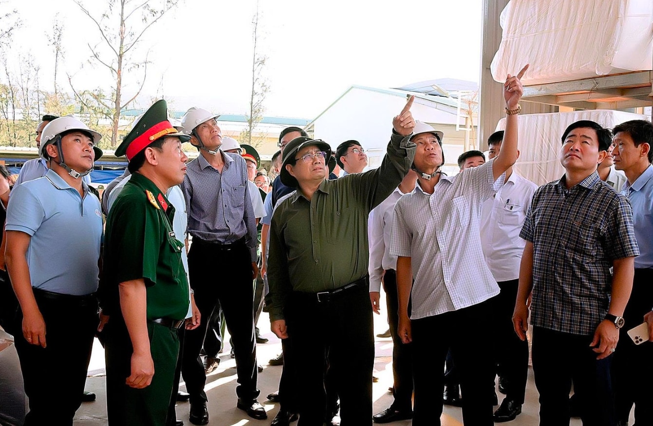 Thủ tướng Chính Phủ Phạm Minh Chính kiểm tra tình hình thiệt hại tại các doanh nghiệp trong Khu kinh tế Nhơn Hội