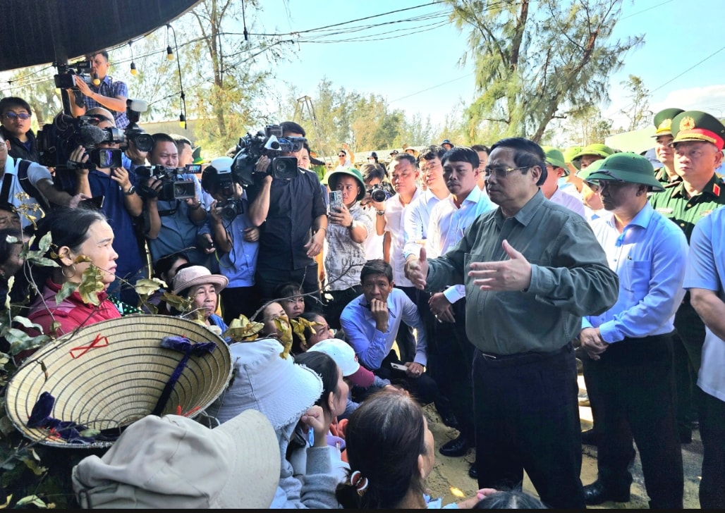 Thủ tướng Chính phủ Phạm Minh Chính động viên các hộ dân chịu thiệt hại nặng tại xã Đề Gi sớm vượt qua khó khăn