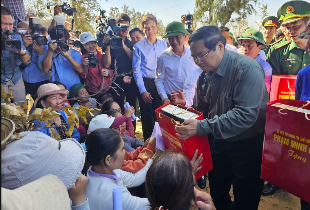 Thủ tướng Chính phủ Phạm Minh Chính trao quà động viên các hộ dân chịu thiệt hại nặng tại xã Đề Gi