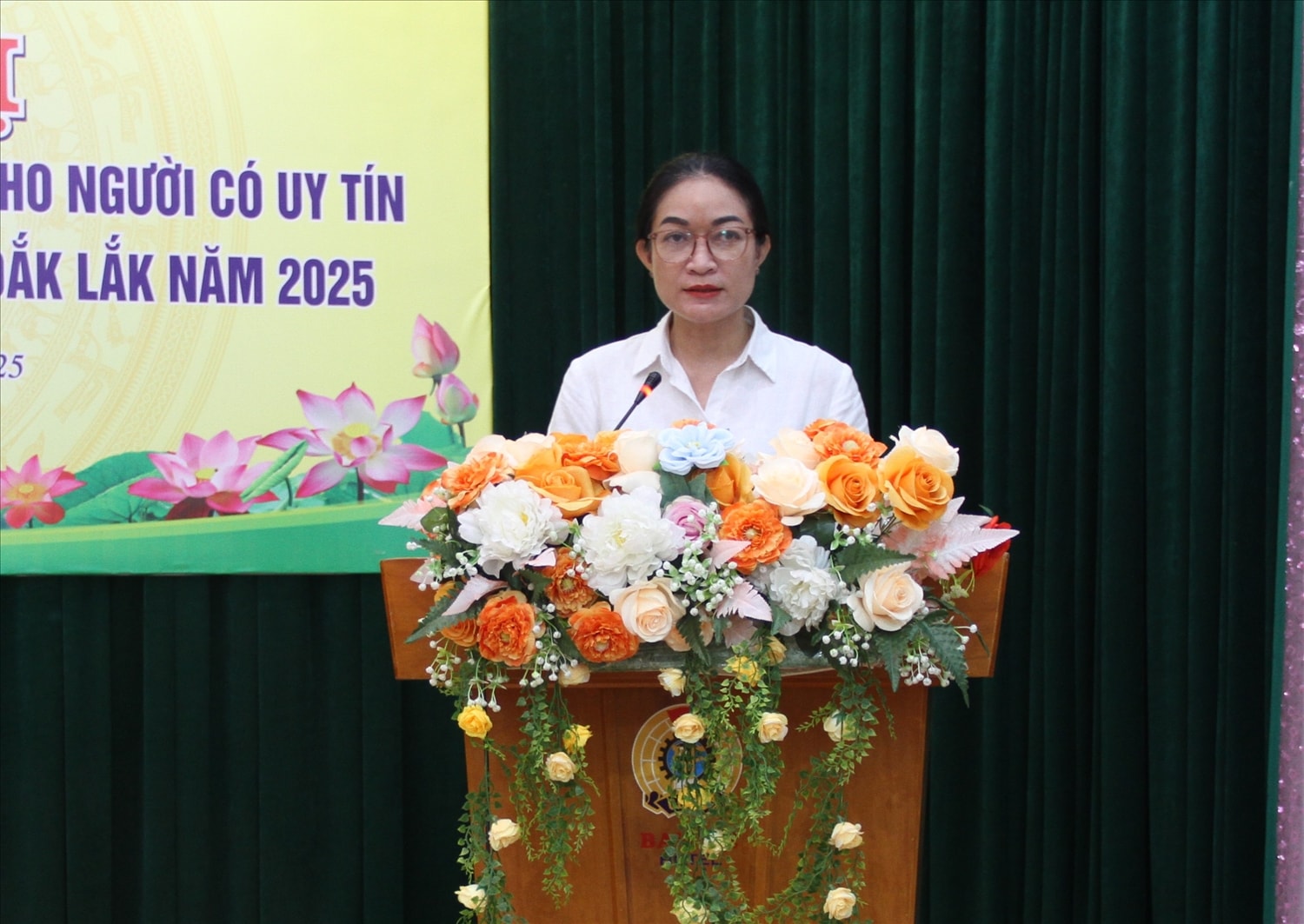 Phó Giám đốc Sở Dân tộc và Tôn giáo tỉnh Đắk Lắk Nay H’Nan phát biểu tại hội nghị