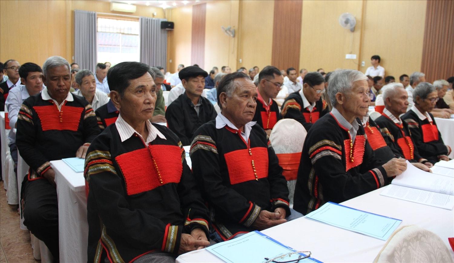 Đại biểu Người có uy tín tham dự hội nghị