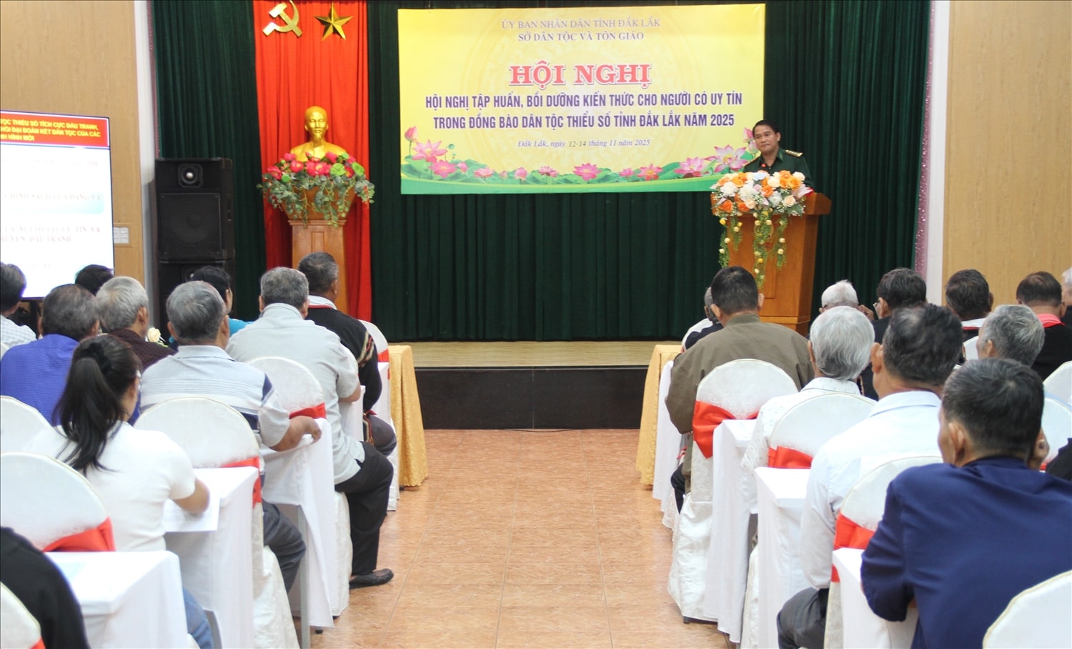 Báo cáo viên chia sẻ các chuyên đề cung cấp thêm thông tin, kiến thức cho Người có uy tín