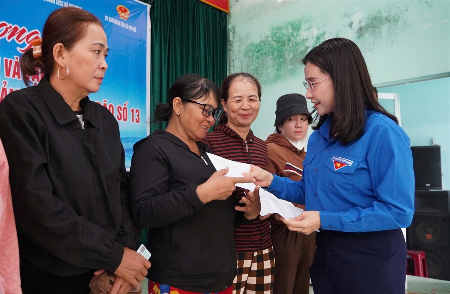 Đoàn côn tác trao quà hộ dân bị ảnh hưởng bão số 13