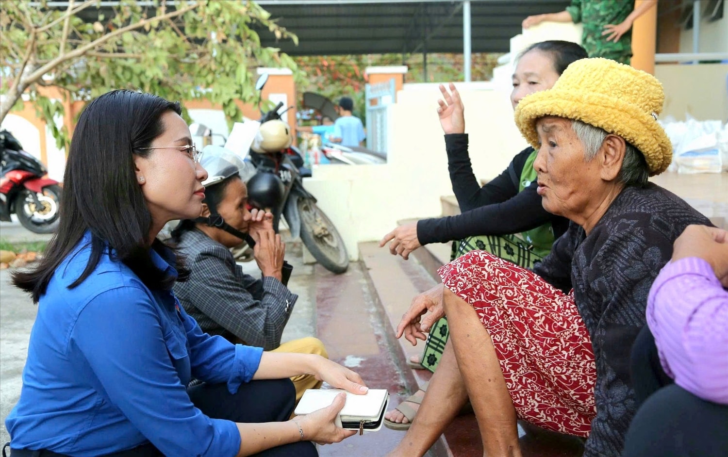 Bí thư Ban Chấp hành Trung ương Đoàn, Chủ tịch Hội đồng Đội Trung ương Nguyễn Phạm Duy Trang thăm hỏi người dân vùng bão lũ
