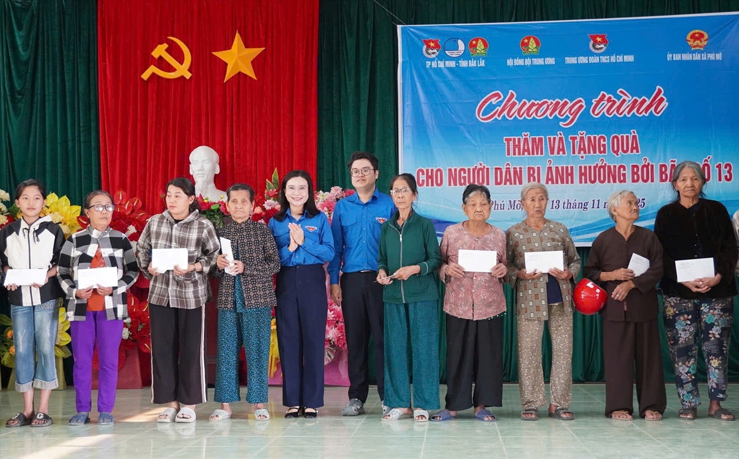 Nhiều phần quà ý nghĩa trao tặng đến người dân bị ảnh hưởng do bão số 13