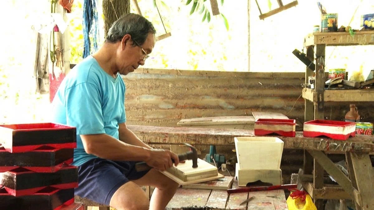 Ông Lý Được, xã Thuận Hòa đang đóng những khay đựng trầu cau