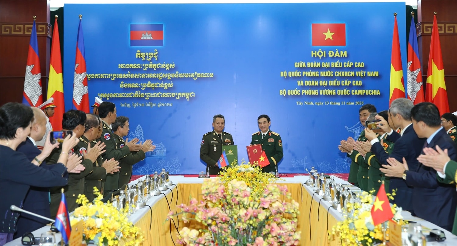 Bộ trưởng Bộ Quốc phòng 2 nước ký kết và trao đổi văn kiện hợp tác quốc phòng giữa hai nước năm 2026 