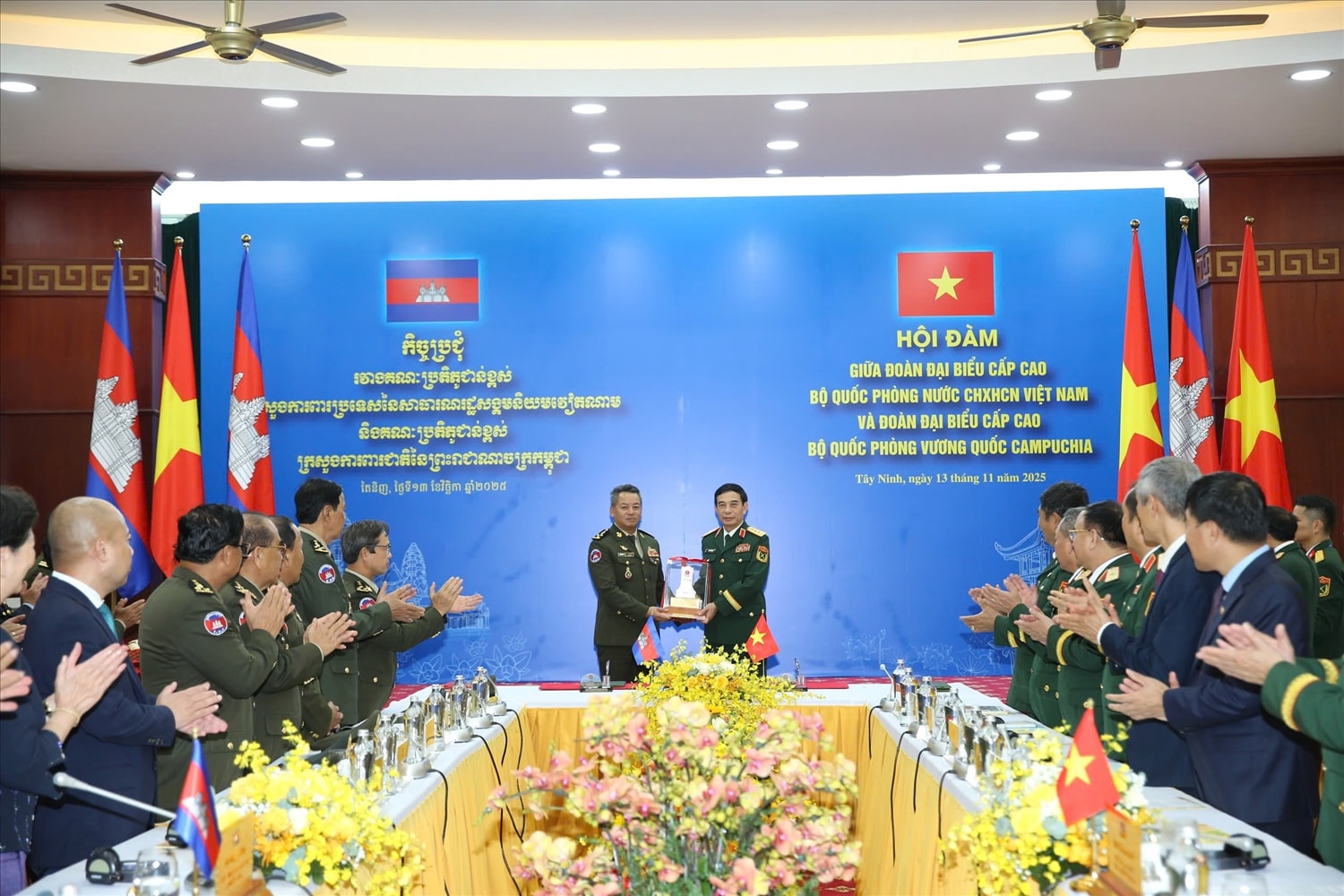 Đại tướng Phan Văn Giang trao  biểu tượng cột mốc làm quà lưu niệm đến  Đại tướng Tea Seiha đánh dấu lần gặp gỡ tại Giao lưu hữu nghị Quốc phòng biên giới Việt Nam - Campuchia lần thứ 2