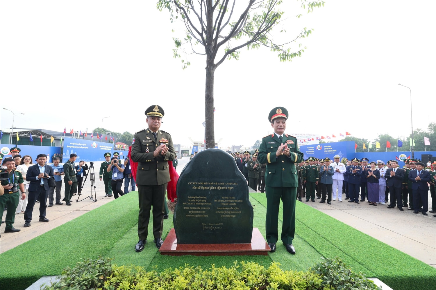 Bộ trưởng  Bộ  Quốc phòng hai nước tham gia trồng cây lưu niệm theo chuỗi sự kiện Giao lưu hữu nghị Quốc phòng biên giới Việt Nam – Campuchia lần thứ 2 