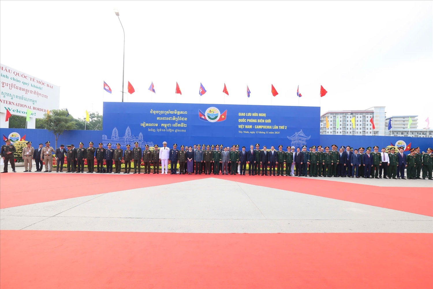 Đại biểu tham dự Giao lưu hữu nghị Quốc phòng biên giới Việt Nam – Campuchia lần thứ 2 chụp ảnh lưu niệm tại Cửa Khẩu Quốc tế Mộc Bài