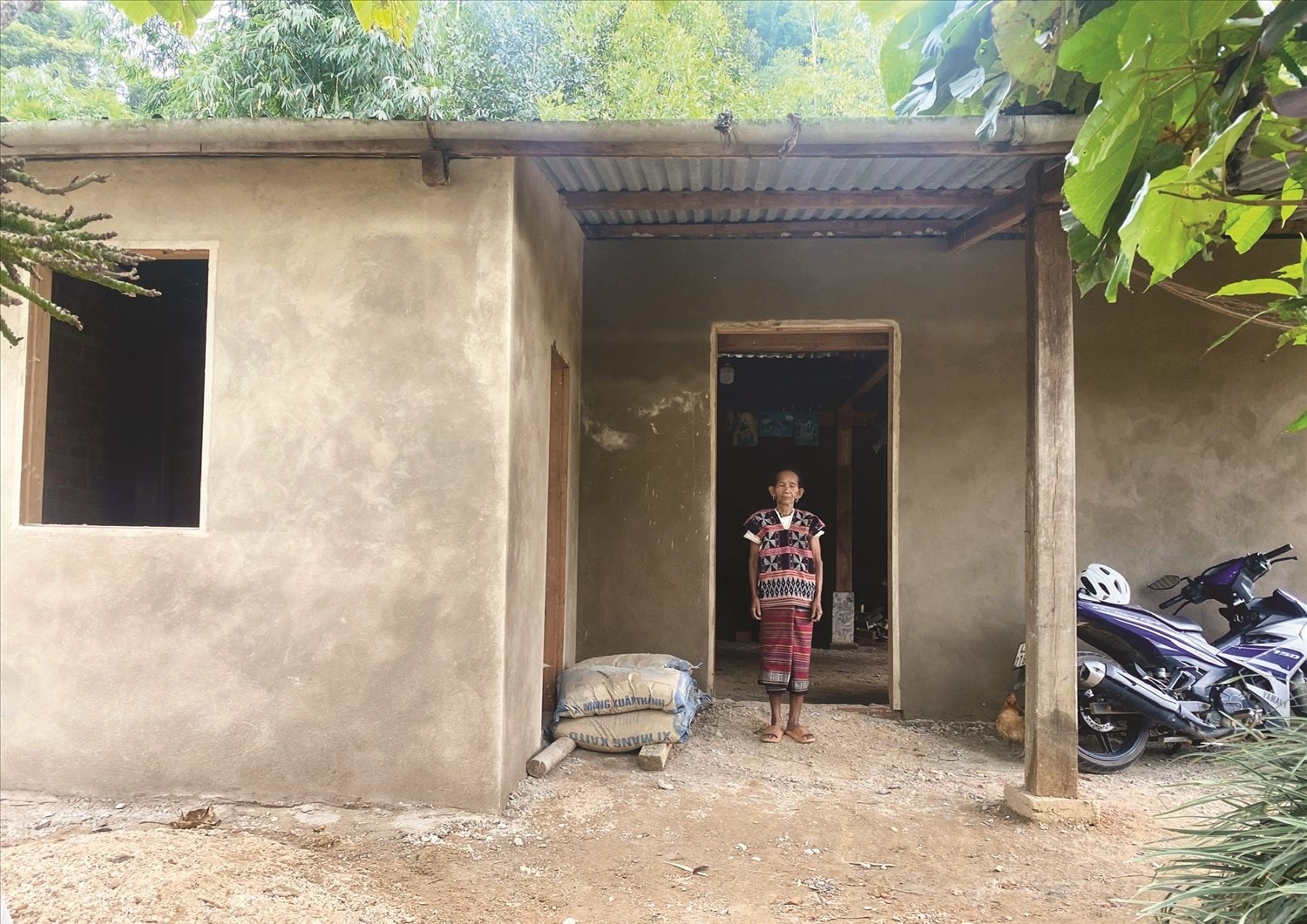 Bà A Lăng Ngời hạnh phúc bên ngôi nhà mới. (Ảnh Huy Trường) Bà A Lăng Ngời hạnh phúc bên ngôi nhà mới. (Ảnh Huy Trường)
