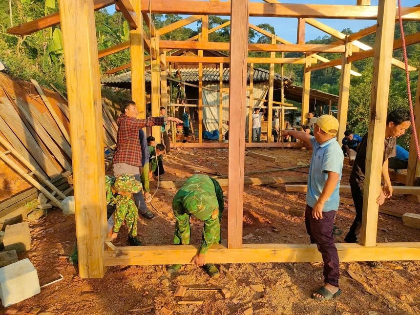 Thực hiện  phong trào thi đua “ Bộ đội Biên phòng chung tay vì người nghèo – không để ai bị bỏ lại phía sau”, Bộ đội Biên phòng giúp  dân “xóa nhà tạm, nhà dột nát”