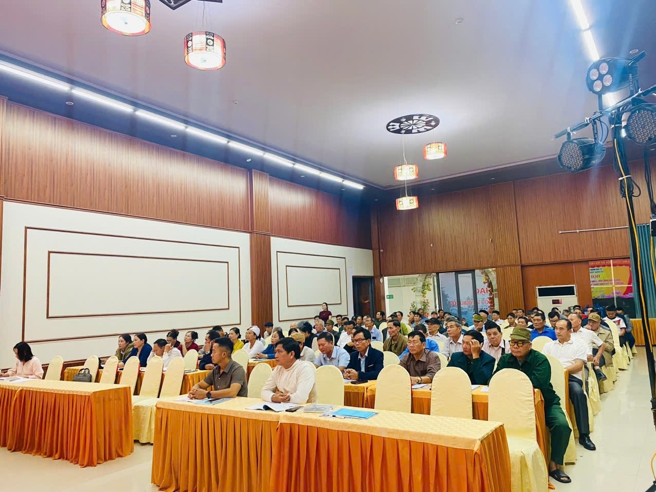 700 đối tượng gồm Trưởng bản, Người có uy tín được cung cấp thông tin về tình hình kinh tế xã hội trong tỉnh cũng như trên cả nước, Nghị quyết Đại hội Đảng bộ tỉnh Nhiệm kỳ 2025-2030.