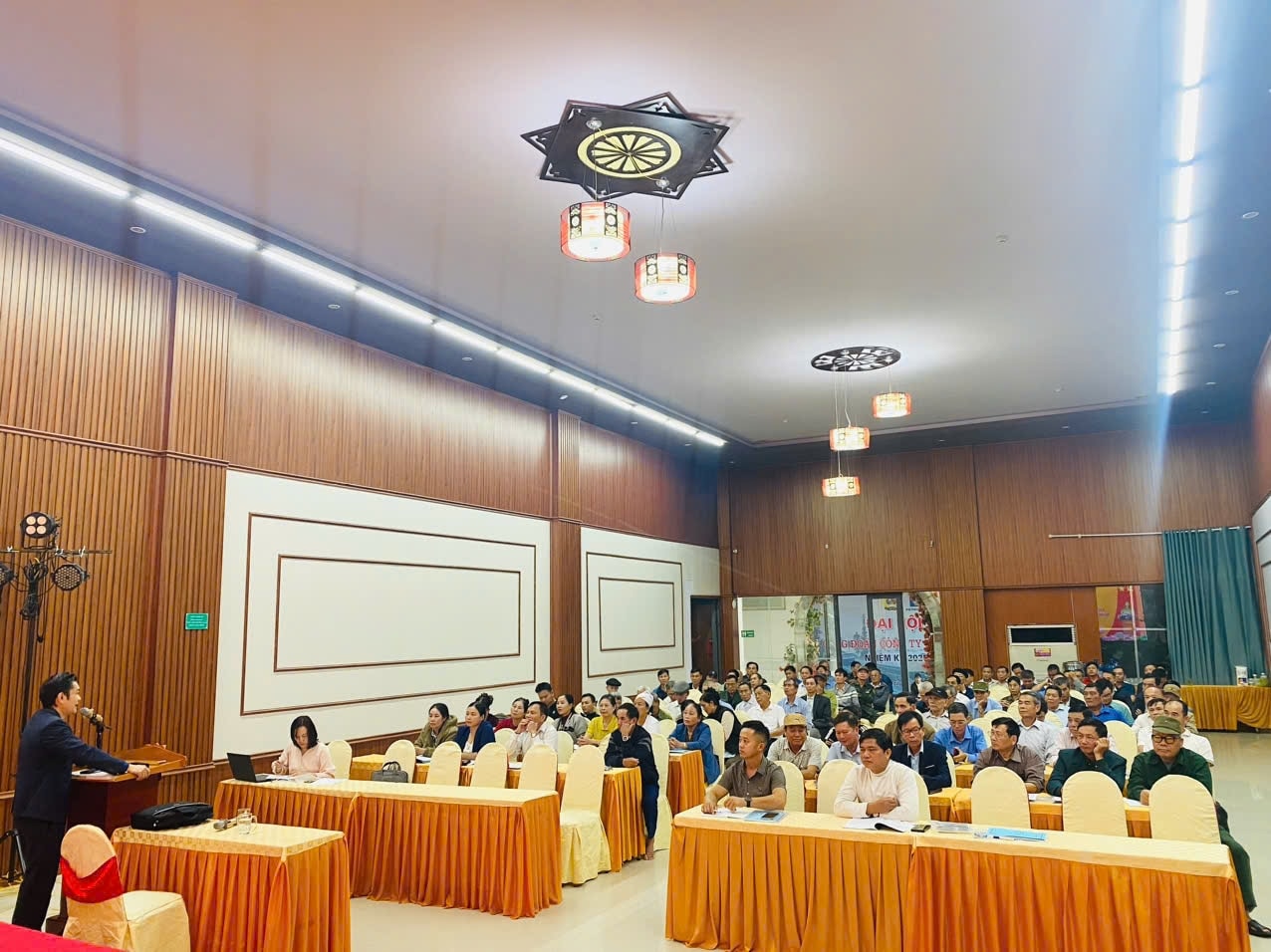 Trong thời gian 2,5 ngày, Sở Dân tộc và Tôn giáo Nghệ An đã tổ chức 10 lớp bồi dưỡng kiến thức, cung cấp thông tin cho trưởng bản, người có uy tín trong đồng bào DTTS năm 2025