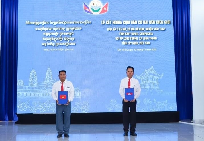 Trưởng hai ấp thực hiện nghi thức ký kết với các nội dung đã thống nhất 