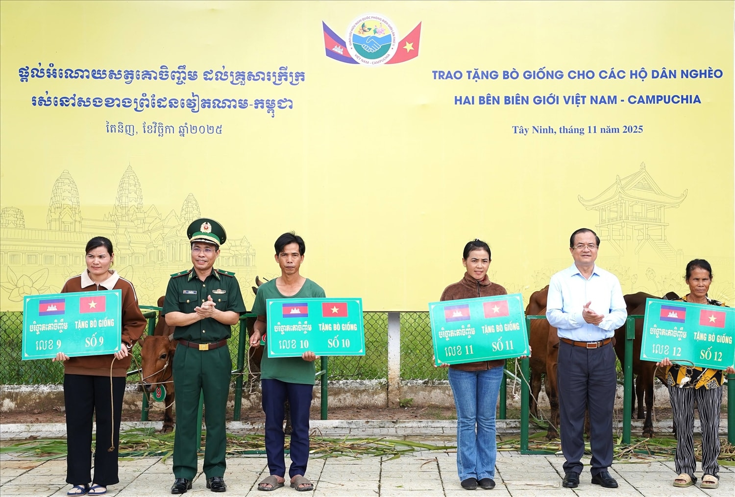 Thiếu tướng Vũ Quốc Ân - Phó Chính ủy BĐBP Việt Nam và Phó Chủ tịch UBND tỉnh Tây Ninh Nguyễn Hồng Thanh trao bò đến bà con vùng biên