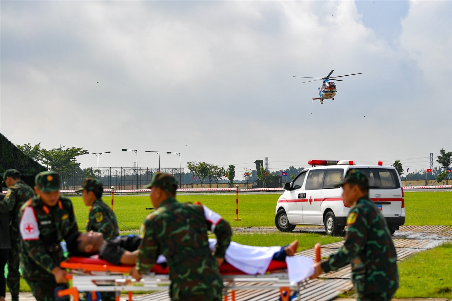 Một cảnh trong diễn tập Quân y 2 nước, có chuyển bệnh bằng đường hàng không 