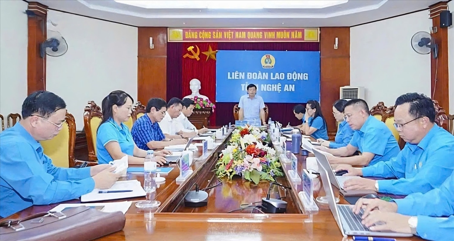 Ông Kha Văn Tám, Chủ tịch LĐLĐ tỉnh Nghệ An chủ trì hội nghị. Ảnh: Bá Thăng