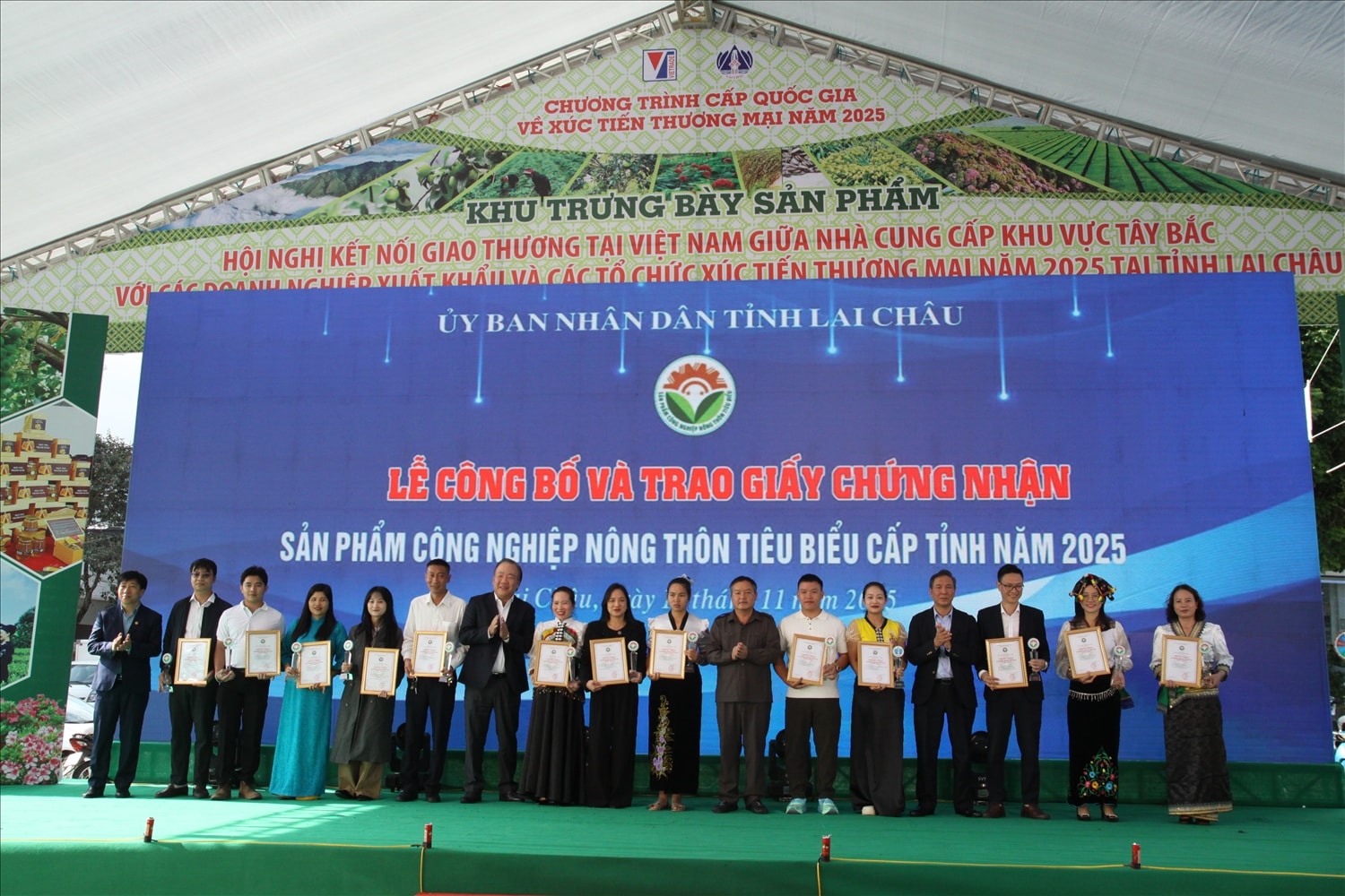 Trao chứng nhận Sản phẩm công nghiệp nông thôn tiêu biểu tỉnh Lai Châu năm 2025 (ảnh Trọng Bảo)