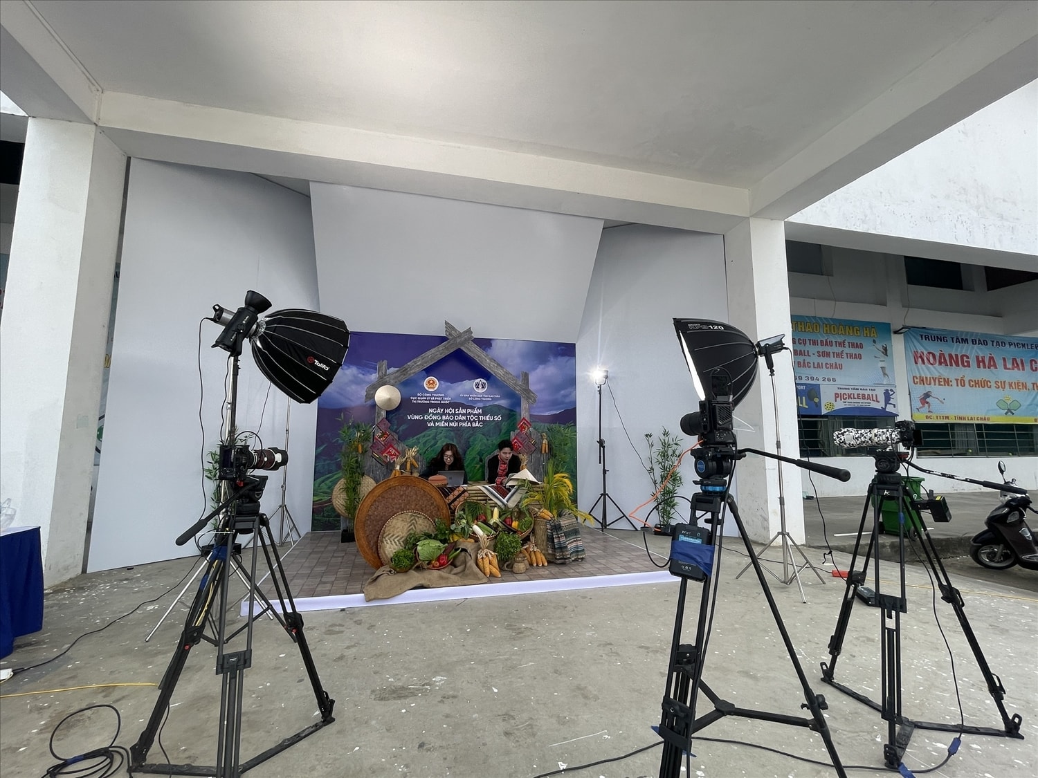 Hoạt động Livestream bán hàng trực tuyến là điểm nhấn trong Ngày hội (ảnh Trọng Bảo)