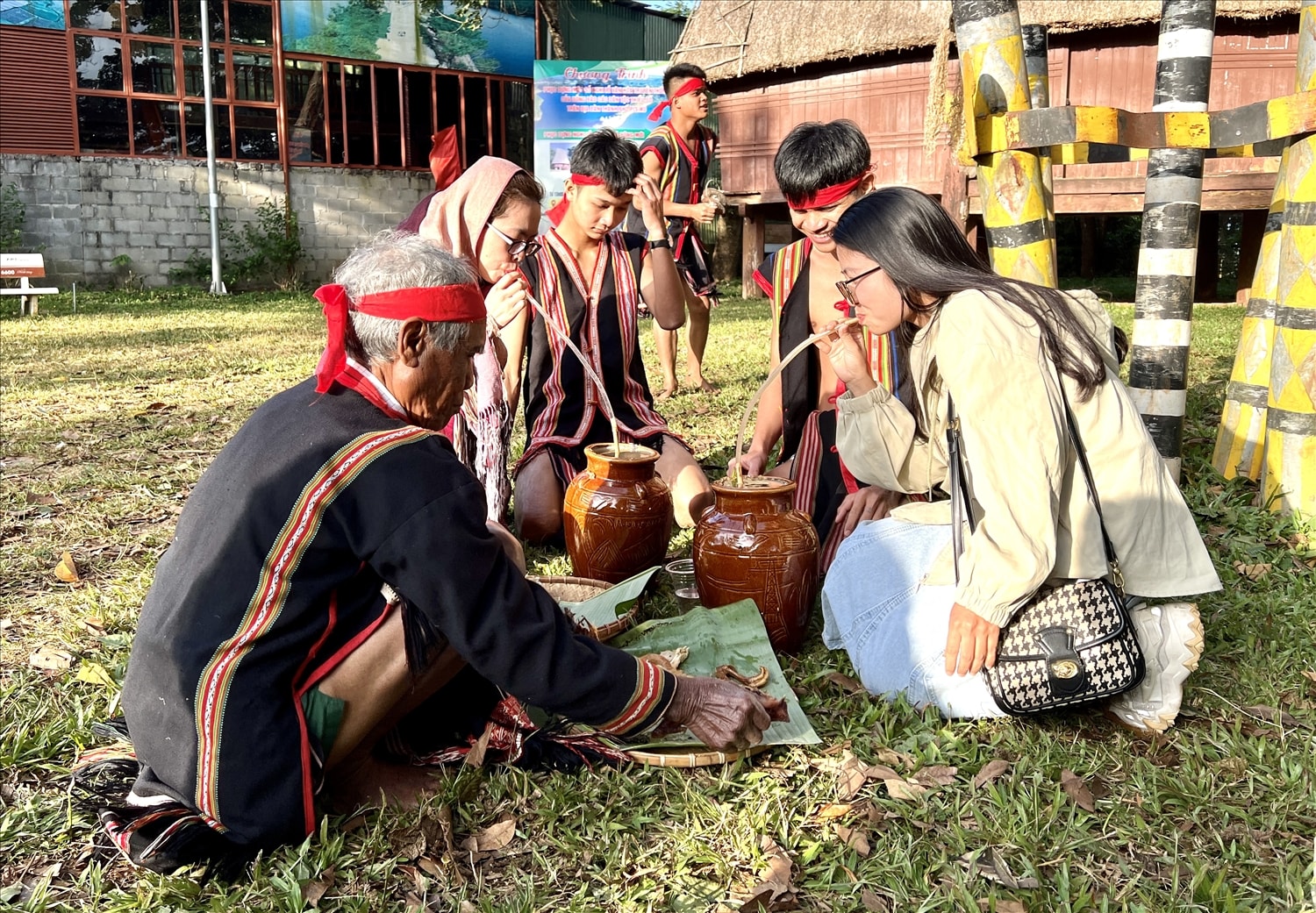 Khách du lịch tham gia trải nghiệm lễ hội truyền thống cùng đồng bào Gia Rai làng Ơp