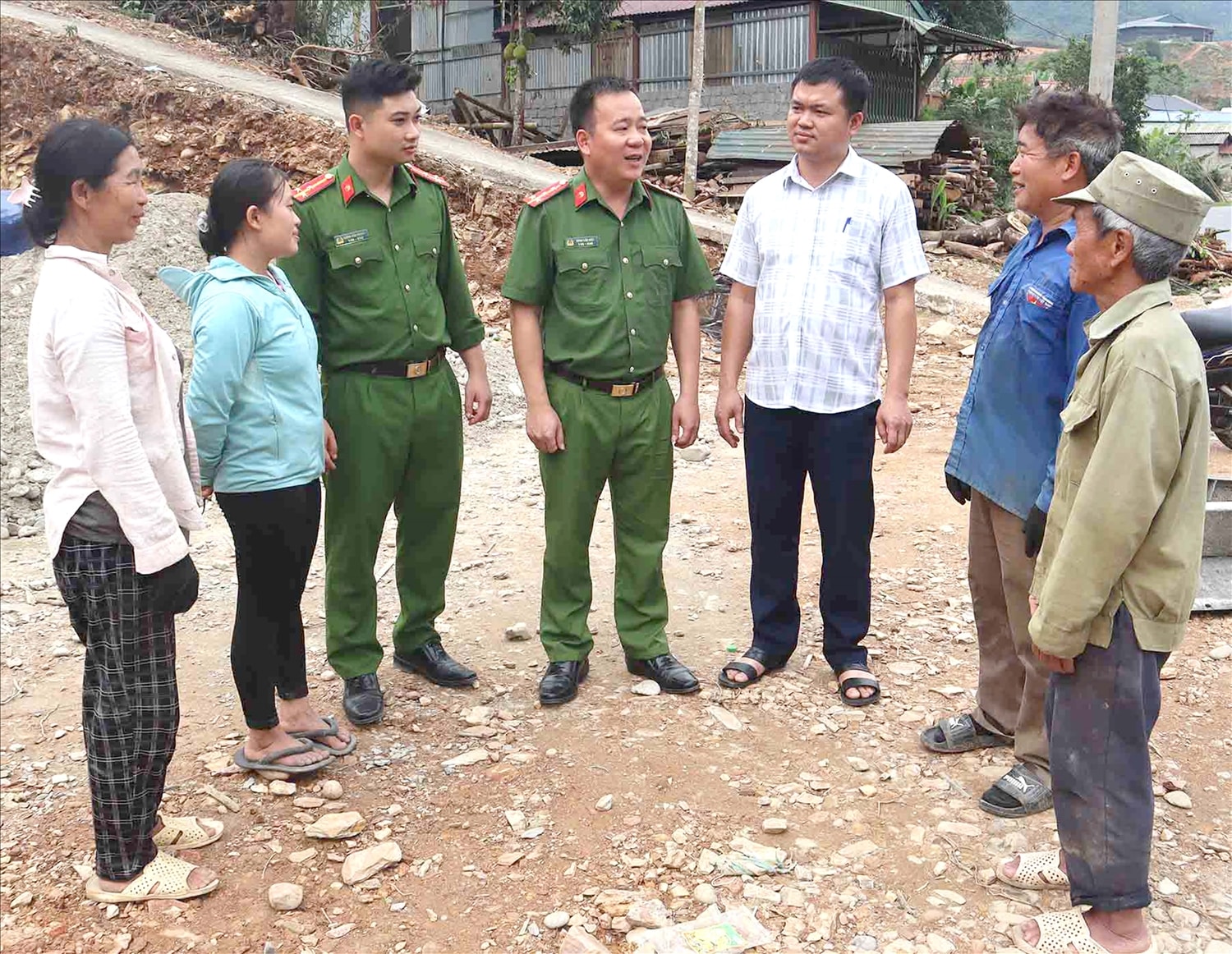 Công an xã Bum Nưa tuyên truyền tới người dân phương thức, thủ đoạn lừa đảo mới của các đối tượng. Công an xã Bum Nưa tuyên truyền tới người dân phương thức, thủ đoạn lừa đảo mới của các đối tượng.