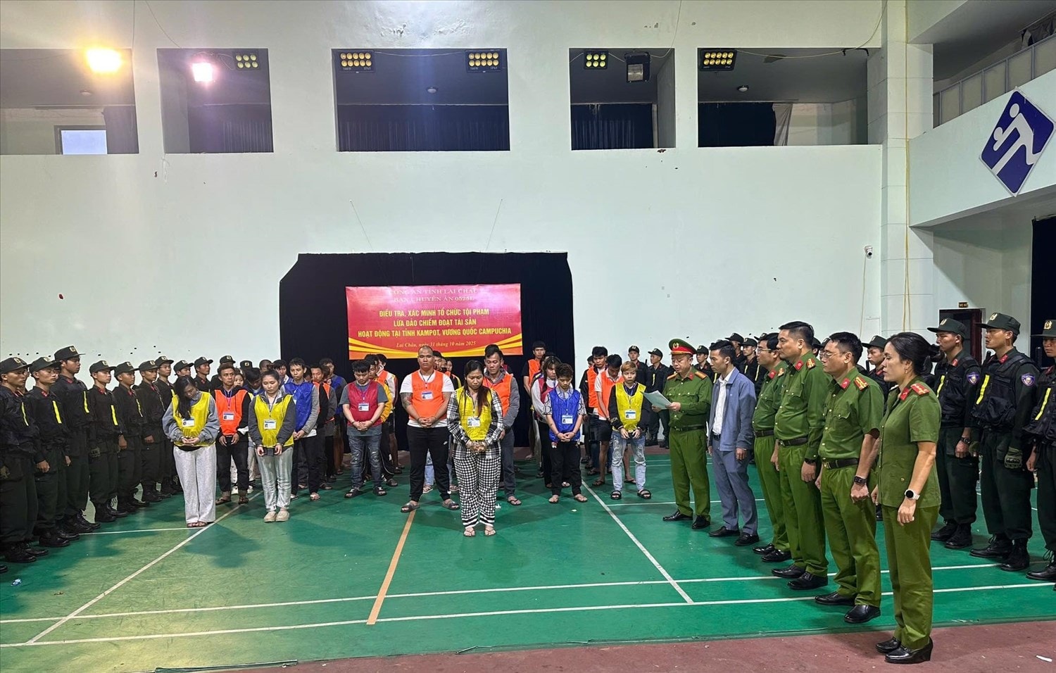 Các đối tượng trong đường dây lừa đảo chiếm đoạt tài sản qua mạng có quy mô lớn, xuyên quốc gia (Chuyên án 0525L), bị lực lượng chức năng bắt giữ. Các đối tượng trong đường dây lừa đảo chiếm đoạt tài sản qua mạng có quy mô lớn, xuyên quốc gia (Chuyên án 0525L), bị lực lượng chức năng bắt giữ.
